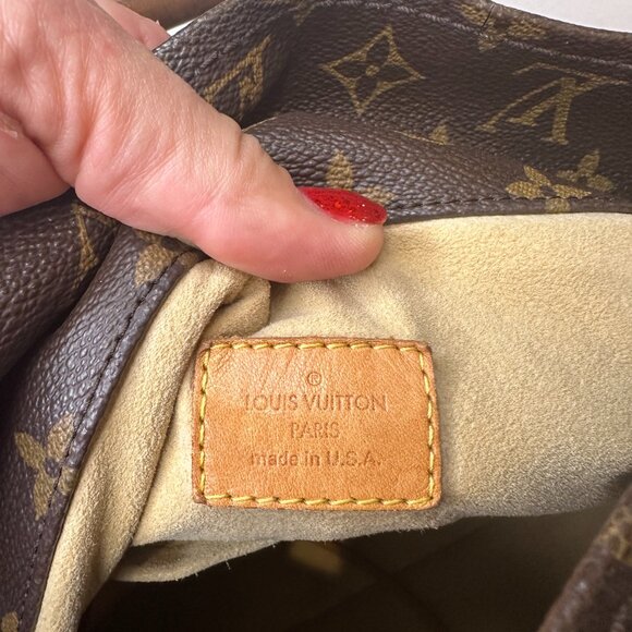 Louis Vuitton Monogram Artsy MM Hobo Model M40249 - Picture 9 of 15